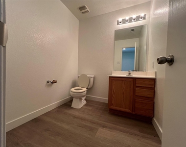 821 New Bridge Dr - Photo Thumbnail 2