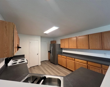 821 New Bridge Dr - Photo Thumbnail 4