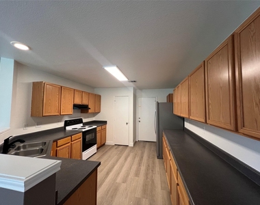 821 New Bridge Dr - Photo Thumbnail 6