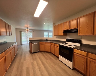 821 New Bridge Dr - Photo Thumbnail 5