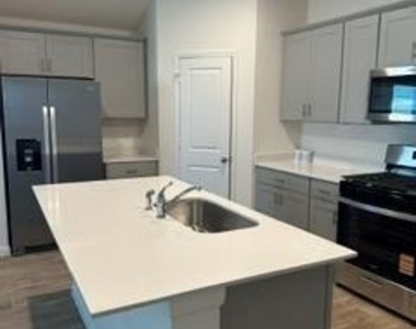 261 Yellowstone Dr - Photo Thumbnail 2