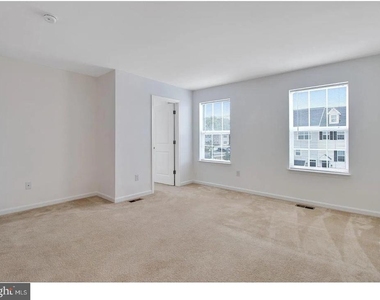 657 Jacobsen Circle - Photo Thumbnail 17