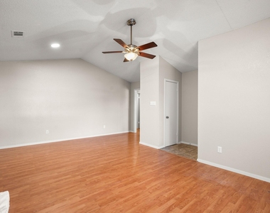 3213 Plantation Rd - Photo Thumbnail 6