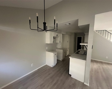 9303 Quail Wood Dr - Photo Thumbnail 5