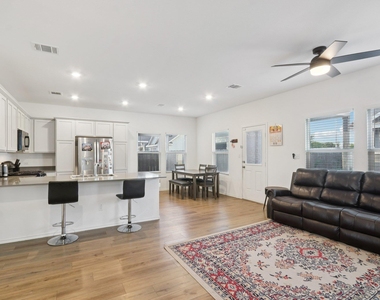 1521 Cobblecrest Ln - Photo Thumbnail 2