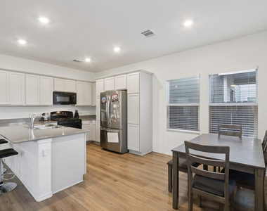 1521 Cobblecrest Ln - Photo Thumbnail 6