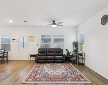 1521 Cobblecrest Ln - Photo Thumbnail 3