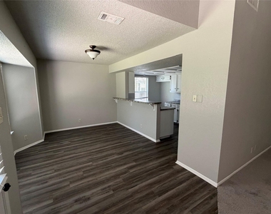 606 Brookhollow Dr - Photo Thumbnail 6