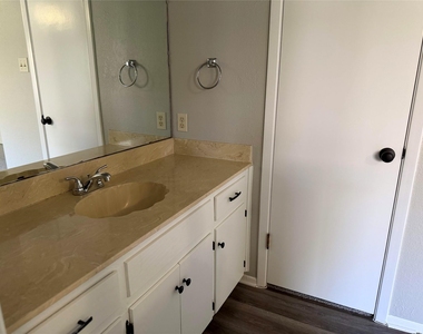 606 Brookhollow Dr - Photo Thumbnail 15