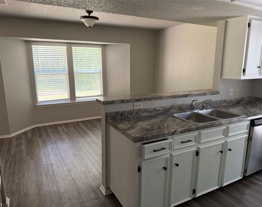 606 Brookhollow Dr - Photo Thumbnail 9