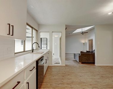 8001 Ceberry Dr - Photo Thumbnail 5