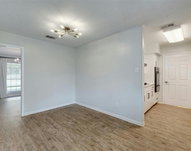 8001 Ceberry Dr - Photo Thumbnail 9