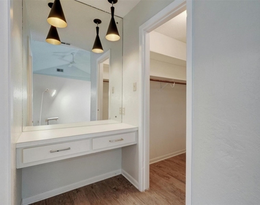 8001 Ceberry Dr - Photo Thumbnail 16