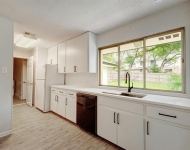 8001 Ceberry Dr - Photo Thumbnail 6