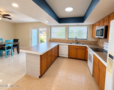 8175 Sutton Place N - Photo Thumbnail 8