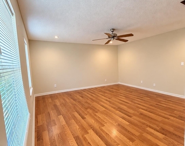 8175 Sutton Place N - Photo Thumbnail 12