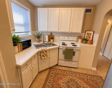 828 Acosta Street - Photo Thumbnail 6