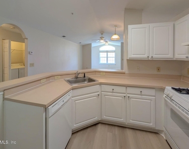 13810 Sutton Park Drive N - Photo Thumbnail 10