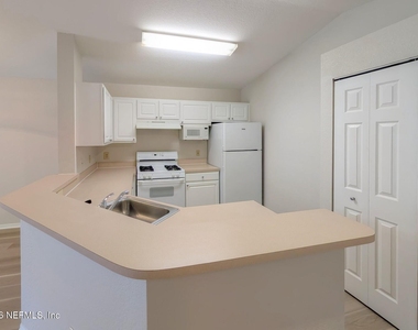 13810 Sutton Park Drive N - Photo Thumbnail 11