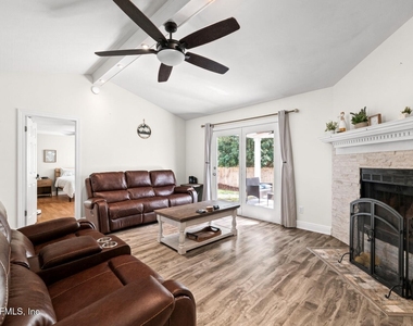 3660 Mandarin Woods Drive N - Photo Thumbnail 11