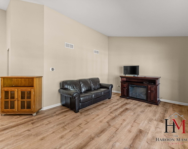 9241 Windsor Parkway - Photo Thumbnail 3