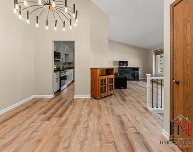 9241 Windsor Parkway - Photo Thumbnail 7