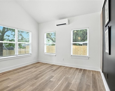 1597 Glenwood Avenue Se - Photo Thumbnail 8
