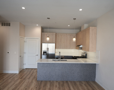 926 E 43rd Street - Photo Thumbnail 14