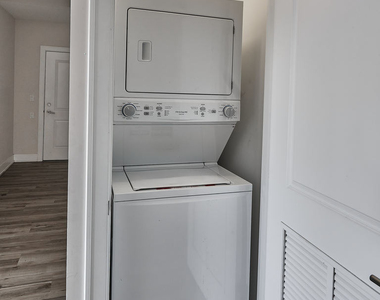 926 E 43rd Street - Photo Thumbnail 16