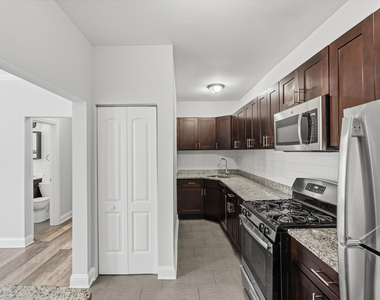 1608 W Sherwin Avenue - Photo Thumbnail 4