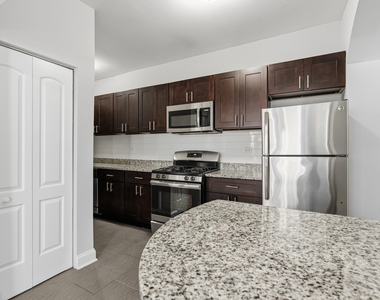 1608 W Sherwin Avenue - Photo Thumbnail 3