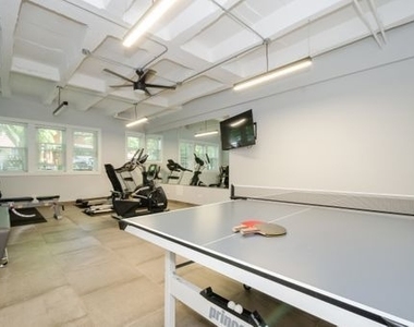 1521 W Sherwin Avenue - Photo Thumbnail 9