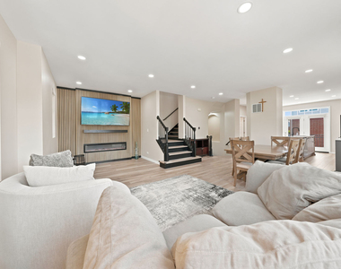 2112 S Crambourne Way - Photo Thumbnail 11