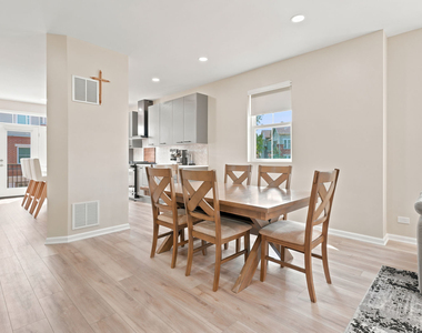 2112 S Crambourne Way - Photo Thumbnail 8