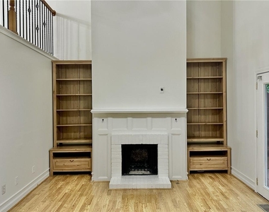 835 Glendale Terrace Ne - Photo Thumbnail 3