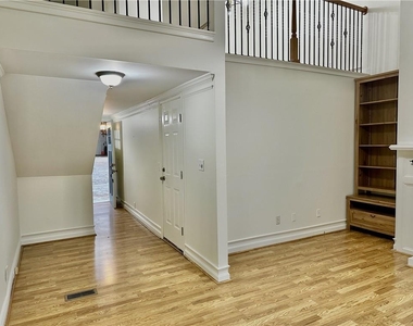 835 Glendale Terrace Ne - Photo Thumbnail 2