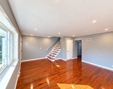 529 E Lincoln Street - Photo Thumbnail 2