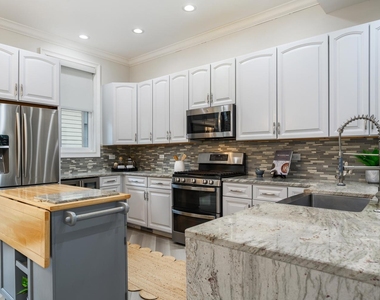 942 W Hubbard Street - Photo Thumbnail 7
