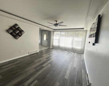 7934 S Komensky Avenue - Photo Thumbnail 2