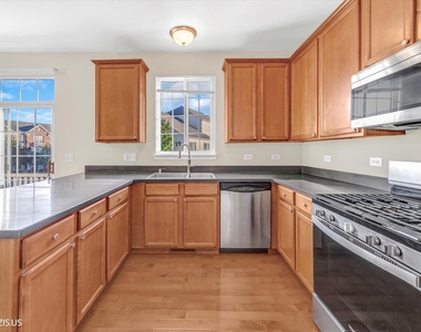 1717 Maple Avenue - Photo Thumbnail 3