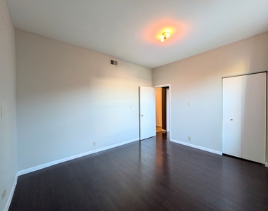 1067 W Argyle Street - Photo Thumbnail 8