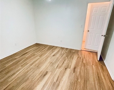 5557 Benton Street - Photo Thumbnail 10
