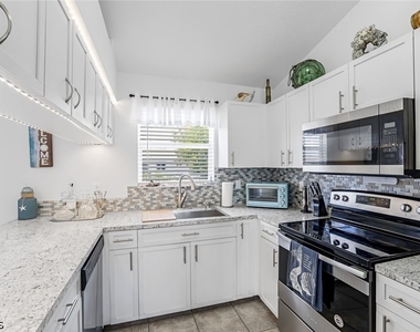 3518 Sw 8th Court - Photo Thumbnail 6
