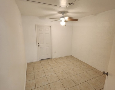 903 Se 23rd Place - Photo Thumbnail 6