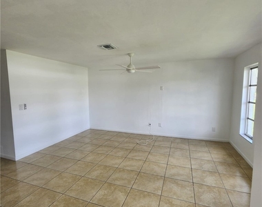 903 Se 23rd Place - Photo Thumbnail 12