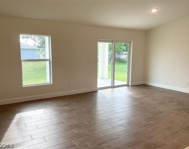 1333 Nw 10th Place - Photo Thumbnail 2