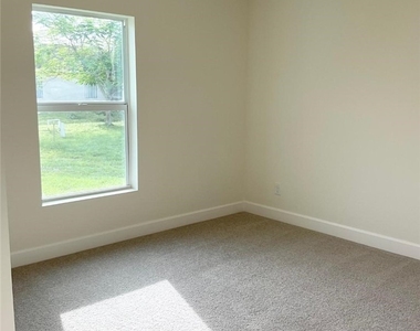 1333 Nw 10th Place - Photo Thumbnail 10