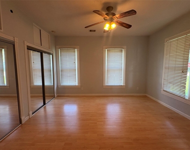 529 E Myrtle Street - Photo Thumbnail 8