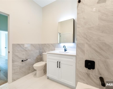 51 Queen Anne - Photo Thumbnail 5