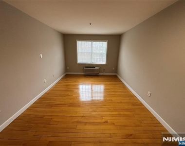 333 Willow - Photo Thumbnail 14